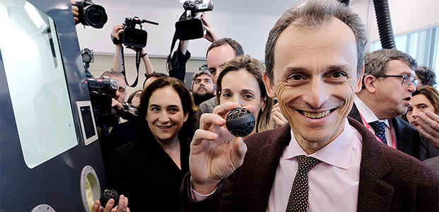 Image of Minister Pedro Duque inaugurating the first 3D incubator.