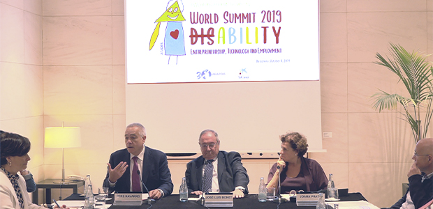 Mesa redonda sobre personas con discapacidad